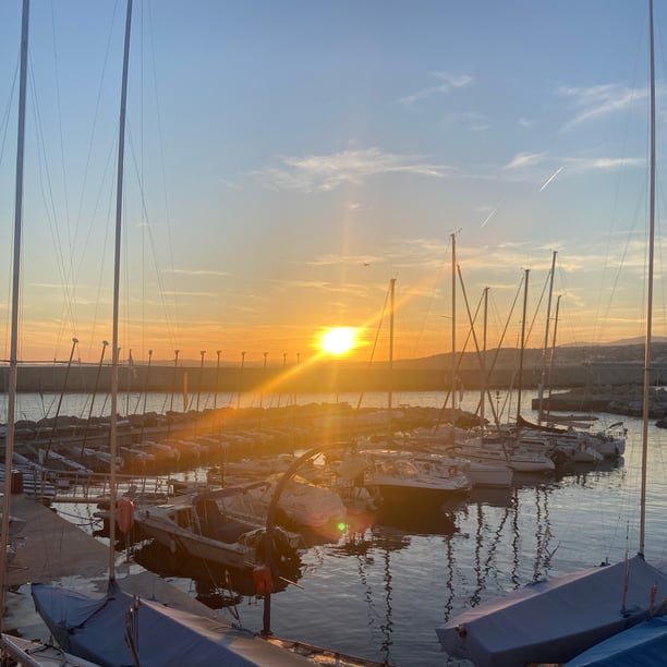 Dîner au dessus de la mer