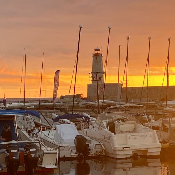 Dîner au dessus de la mer