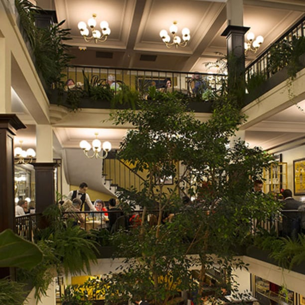 Déjeuner au mytique Café du Commerce