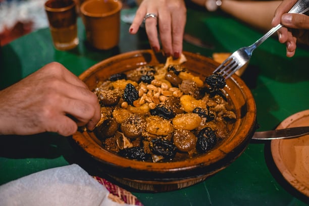 Un tajine en bonne compagnie pour un plaisir gustatif