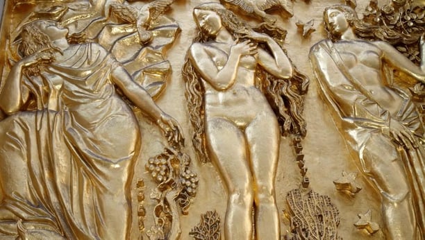 Fresques et bas reliefs du palais de la porte dorée