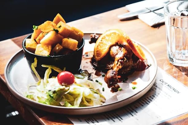 Déjeuner à la brasserie  café mignon 