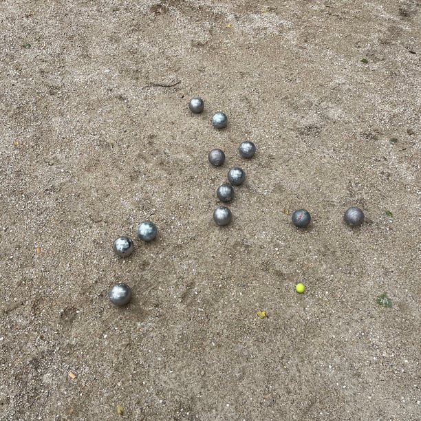 Pétanque, au bord de l’eau