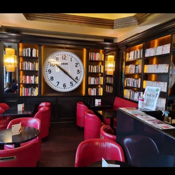 Prendre un thé au café des Éditeurs à Odéon