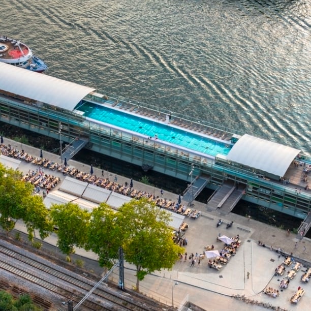 Prendre un café dans le 15ième sur la péniche Annette k.