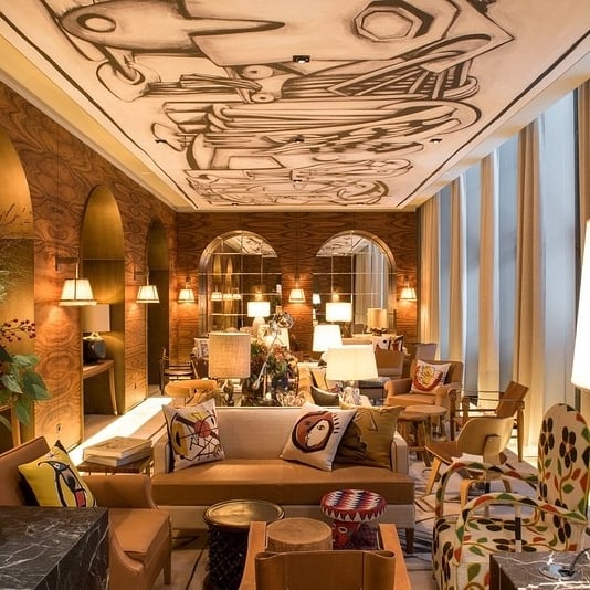 Prendre un verre dans un hôtel avec piano bar