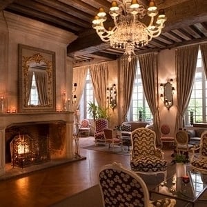 Prendre un verre dans un hôtel avec piano bar