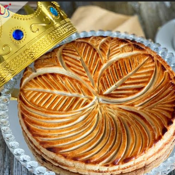 souhaitons-nous la bonne année devant une bonne galette