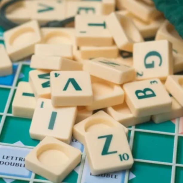 Jouons au scrabble ensemble