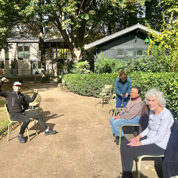 gymnastique sur chaise au Jardin du Luxembourg