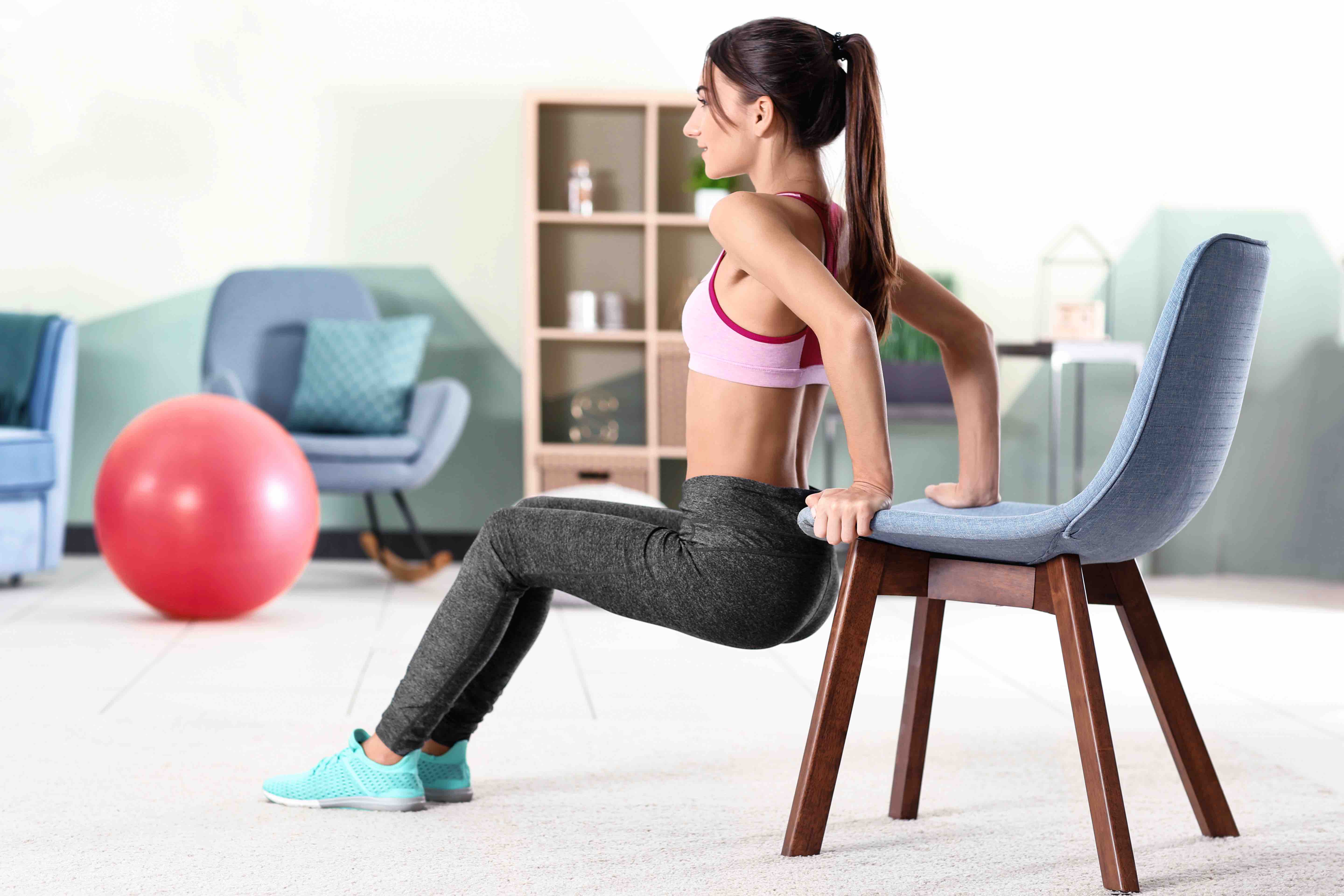 💡L'exercice de la chaise sollicite les muscles ischio-jambiers (arrière  des cuisses) et les quadriceps (devant des cuisses). Comme son nom  l'indique, l'exercice de la chaise consiste à se positionner comme si nous, image size:5760x3840